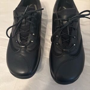 New Clarks Black Women’s Comfortable Sneakers